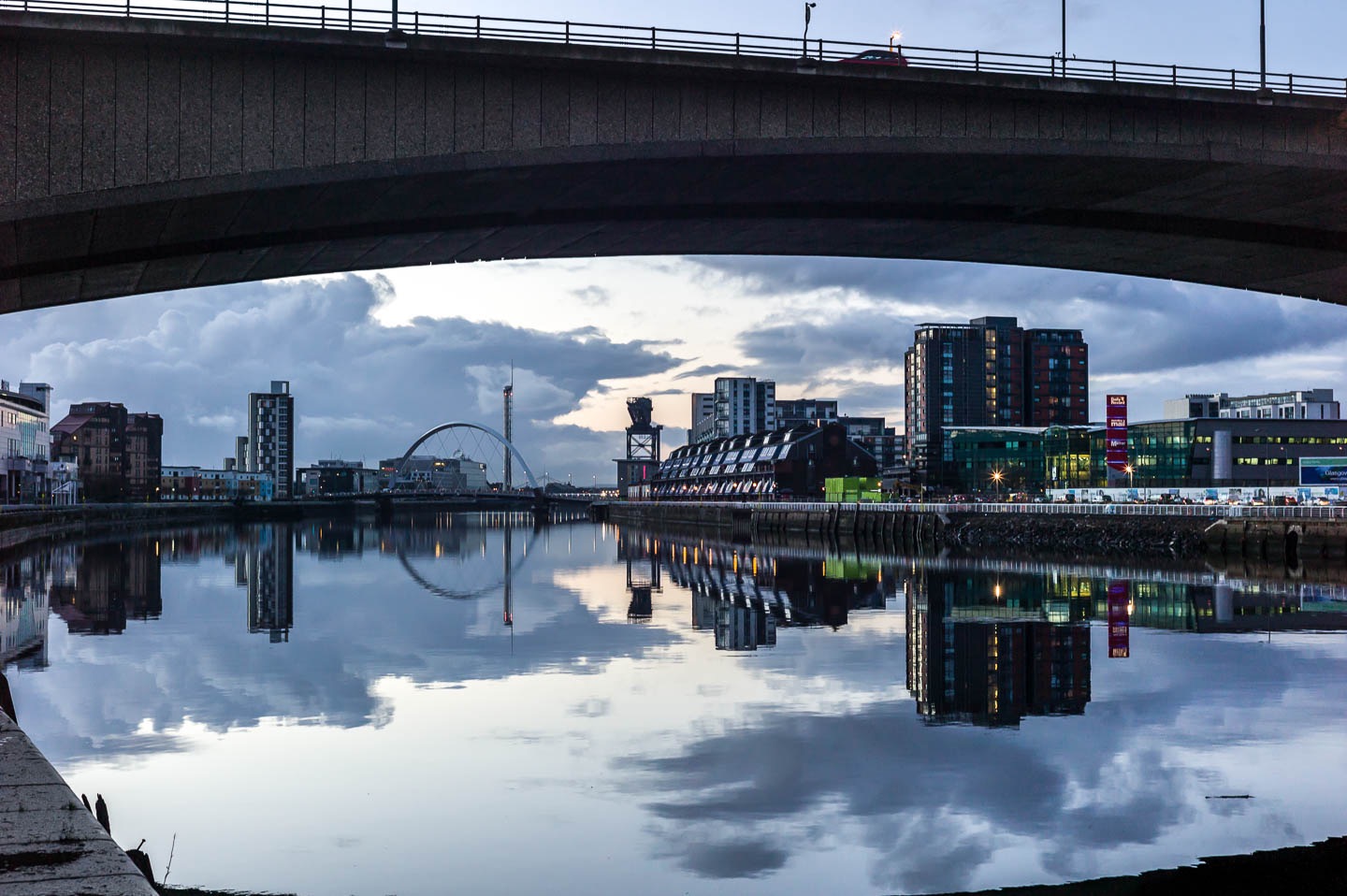 UNDER KINGSTON BRIDGE
As the polychromatic sunset display fades into the azure tonality of 